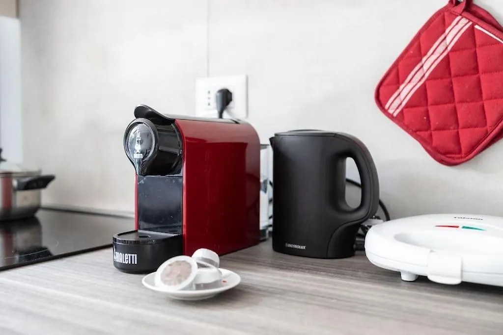 Apartamento 300 M From Metro M3-Netflix-Wi-Fi Milán 0*,  Italia