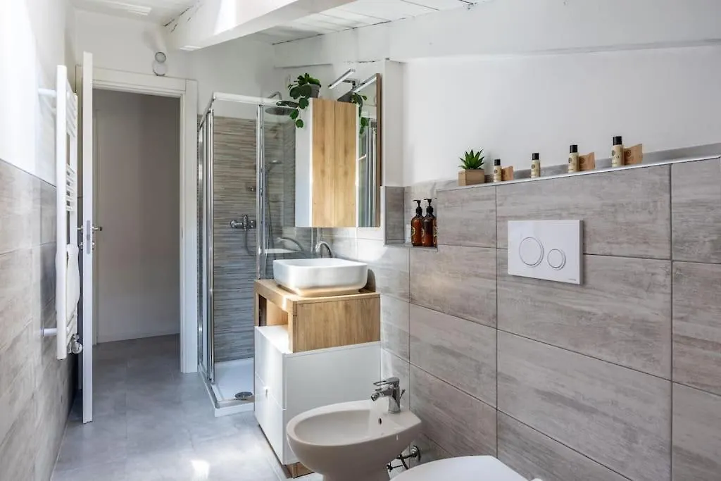 Apartamento 300 M From Metro M3-Netflix-Wi-Fi Milán 0*,  Italia