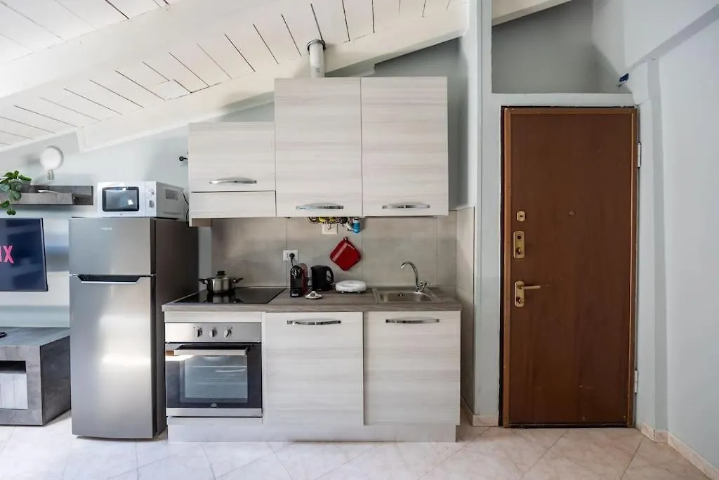 Apartamento 300 M From Metro M3-Netflix-Wi-Fi Milán 0*,  Italia